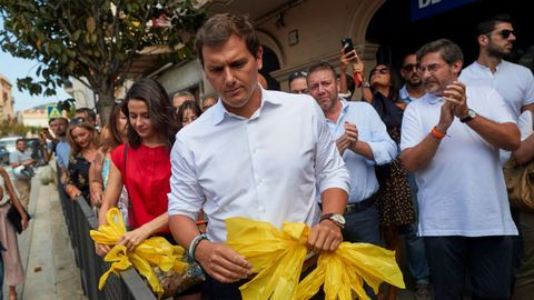 Rivera y Arrimadas retiran los pol�micos lazos amarillos en un pueblo de Barcelona