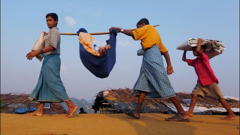 Refugiados rohingya trasladan a un familiar a un centro m�dico.