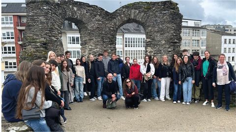 Alumnos de Noruega, Islandia y del IES Nosa Se�ora dos Ollos Grandes, de Lugo, posaron para la foto desde la muralla romana.
