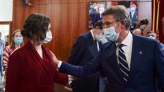 Feijoo saludando a Ayuso en la toma de posesi�n de este, el pasado septiembre, en Santiago