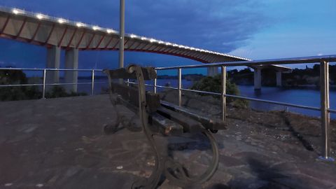 Un banco en San Miguel con  vistas al puente dos Santos 