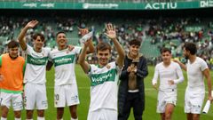 Aleix Febas, que apunta al Celta, con sus compa�eros del Elche.