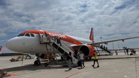 En la imagen, el avi�n de un vuelo muy  reciente de EasyJet entre A Coru�a y Mil�n, que suelen usar emigrantes de la zona en el sur de Suiza, o incluso m�s al norte (v�a tren) cuando no hay manera de conseguir plazas en las l�neas habituales a Ginebra o Basilea, ni a las estacionales de Z�rich, a�n en vigor con Santiago