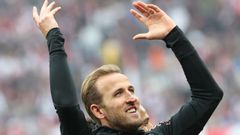 Kane el sábado tras el encuentro frente al Leipzig a domicilio del Bayern de Munich. El encuentro acabó con empate, alzándose con el título matemáticamente al día siguiente gracias al empate del Leverkusen, segundo en la Bundesliga.