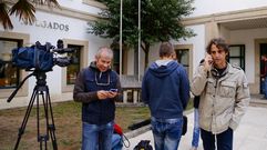 Expectaci�n ante la llegada del guardia que dispar� al exbater�a de Los Piratas