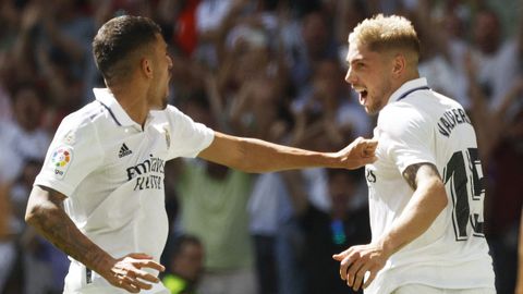 Ceballos y Valverde celebran el primer gol del Madrid