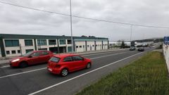 La junta aprob� la licencia para ampliar la nave con el n�mero 13 (con ventanas verdes)