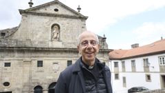Carlos �lvarez Varela, nuevo p�rroco de San Miguel dos Agros, frente al convento del Carmen, uno de sus lugares preferidos de Santiago.