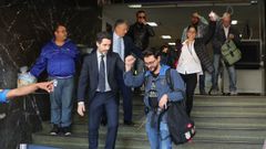 El c�nsul adjunto de Espa�a en Caracas, Julio Navas (izquierda), junto a los tres periodistas de la agencia Efe Liberados