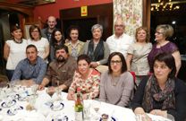 <span lang= es-es >Una verdadera fiesta</span>. Las numerosas personas asistentes a la cena ben�fica del s�bado, en el complejo Aldeola, se lo pasaron en grande, y a la vista est�n las im�genes. Al mismo tiempo que son solidarios con una causa de todos, disfrutaron tambi�n de un tiempo de ocio y de buena compa��a. 
