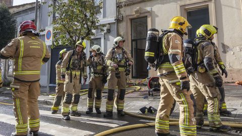 Bomberos de Ordes y Bri�n, en el incendio de Pontepedri�a al que tuvieron que acudir por la falta de efectivos en el parque de Santiago