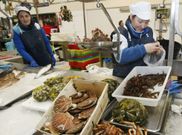 Bego�a Rosales, en su puesto de venta de mariscos en el mercado de Mar�n. 