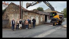 El alcalde de Vila de Cruces junto a varios vecinos de la zona.