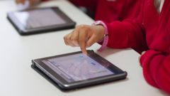 Ni�os con una tablet en un colegio
