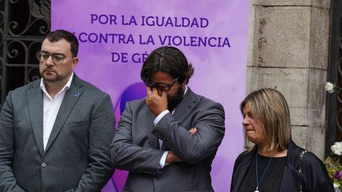 El presidente del Principado, Adri�n Barb�n (i), y Enrique Riestra (c), el alcalde de la localidad, en una concentraci�n en la que Llanes despide este jueves a su vecina Laura, la guardia civil de 50 a�os y madre de tres hijos asesinada por su expareja