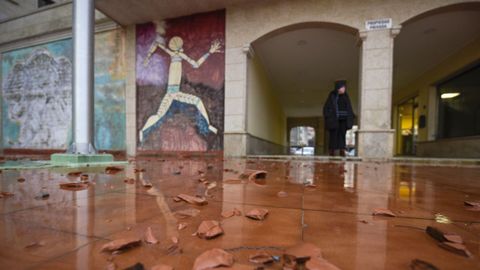 Trozos de tejas en el suelo por el impacto de los temporales en Caldas