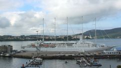 El crucero  Wind Surf  en los muelles de Ferrol 