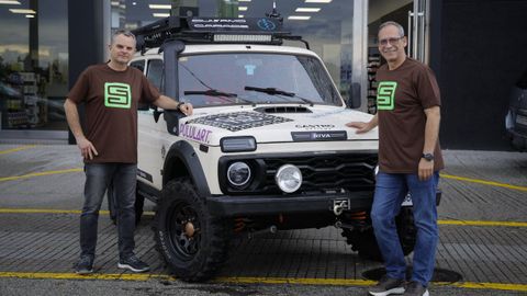 Jordi Sebasti y Javier Ramos con el Lada Niva, con el que participarn en Marruecos en el Chatarras Raid
