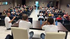 Un momento da reuni�n celebrada no centro c�vico do paseo do Malec�n