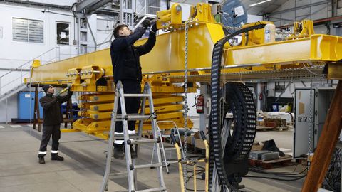 Trabajadores en la factor&iacute;a de Industrias Ferri preparando equipos para programas de Pa&iacute;ses Bajos y B&eacute;lgica.