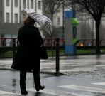 Una mujer, ayer, pugnando con el viento en la plaza de Espa�a.