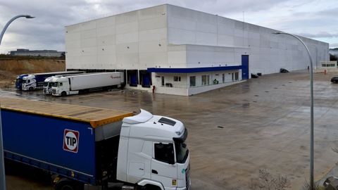 Imagen tomada el pasado martes de camiones maniobrando en las bocas de la nueva base log�stica de Frinsa en Salvaterra.