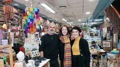 De izquierda a derecha, David Leirado, Lorena Rey y Natalia Rey en su local multifuncional