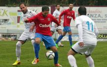 El medio Moreira aguanta la entrada del mediapunta boir�s Herbert en A Barra�a. 