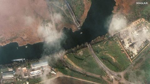Los rusos volaron el puente  del r�o Dni�per.