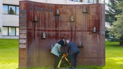 La ministra de Defensa deposita una corona de flores en el monumento en recuerdo de los siete agentes