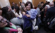 Maria Gueimunde celebrasu nombramiento como alcaldesa de Viveirodespus de la mocin de censura del 7 de marzo.