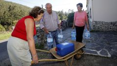 Vecinos de A Fornela, yendo por agua a la fuente
