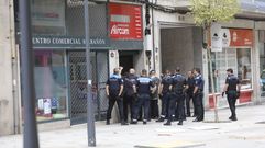 Agentes de la polic�a esperando a entrar en el piso del atrincherado