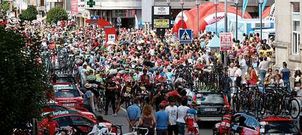 La salida del jueves en A Estrada fue uno de los momentos m�s multitudinarios del paso de la Vuelta por la provincia este a�o. 