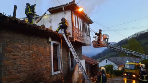 Intervenci�n de los bomberos en la vivienda afectada