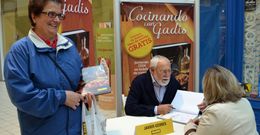 Muchos quisieron fotografiarse con Loureiro tras la presentaci�n de su libro, a la que asistieron Rodrigo Cota y Santos Oujo. 
