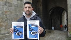 Mart�n Ram�rez, gaiteiro del Arco de Xelm�rez, reparti� m�s de 30 carteles para recuperar su gaita. 