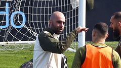 El entrenador del Celta, Claudio Gir�ldez, en el entrenamiento de este s�bado.