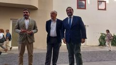 Los representantes del PP, delante del edificio social de Marqu�s de Pontejos, en A Coru�a