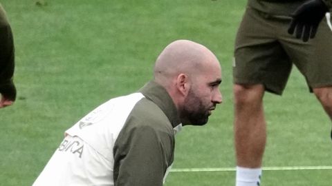 Claudio Gir�ldez, dirigiendo un entrenamiento del Celta en la Cidade Deportiva Afouteza.