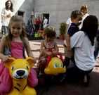 Las escuelas celebrar�n ma�ana una jornada de puertas abiertas para que los ni�os vayan con sus padres .