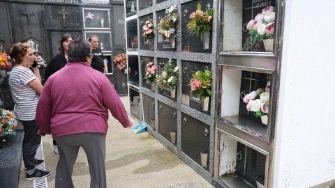 Los vecinos acudieron al cementerio para ver lo ocurrido y barrer y limpiar los restos de los destrozos