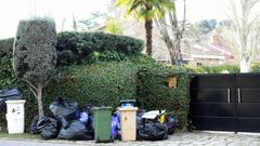Basura en las inmediaciones del chal� de Leticia Sabater donde se detect� hace d�as una de estas fiestas ilegales