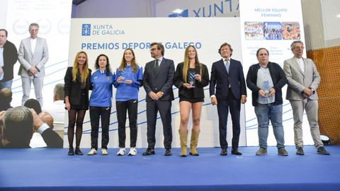 Las capitanas del Burela FS, Silvia Rubal y Ana Eliza, y el presidente, José Luis Sáez, recibieron el premio al mejor equipo femenino en el 2024.