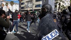Vuelven los enfrentamientos entre huelguistas y polic�a a las calles de C�diz