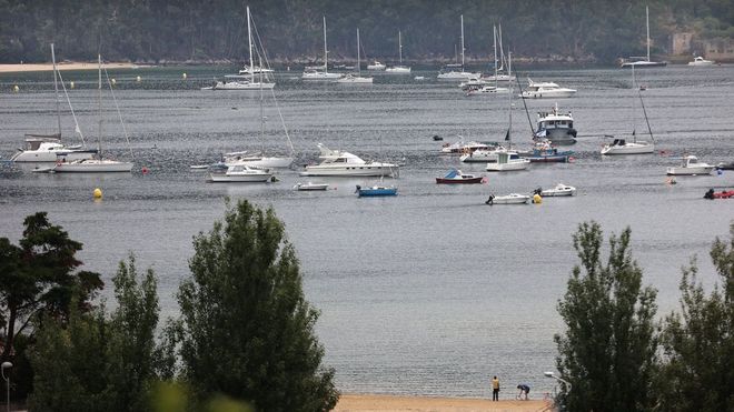 Decenas de embarcaciones de recreo fondearon el ltimo agosto en la playa de Arneles, en Aldn