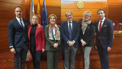 El equipo ganador. Augusto P�rez-Cepeda (en el centro), ayer con los miembros de su candidatura, Mar�a Luisa Tato, Mar�a del Pilar Cortizo, Carlos Tom�, Jos� Luis Villar y Beatriz N��ez. 