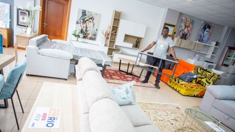 Yaya, en la tienda de muebles en la que trabaja en Bueu, Muebles del R�o