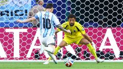 Leo Messi chutando a la porter�a de Vozinha; el portero de Cabo Verde fue una de las sensaciones del partido.