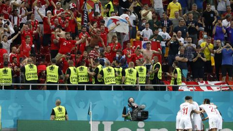 Una bandera gallega en las gradas de estadio de Bucarest.